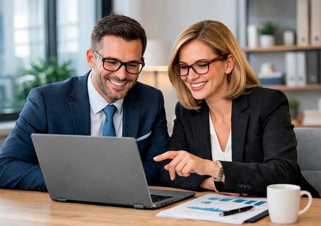 equipo revisando plan financiero con documentos y portátil en oficina Madrid